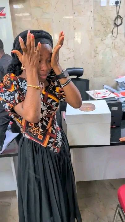 “I Hope They Don’t Query Her After This” – Reactions as Students Storm Bank to Surprise Former Teach...