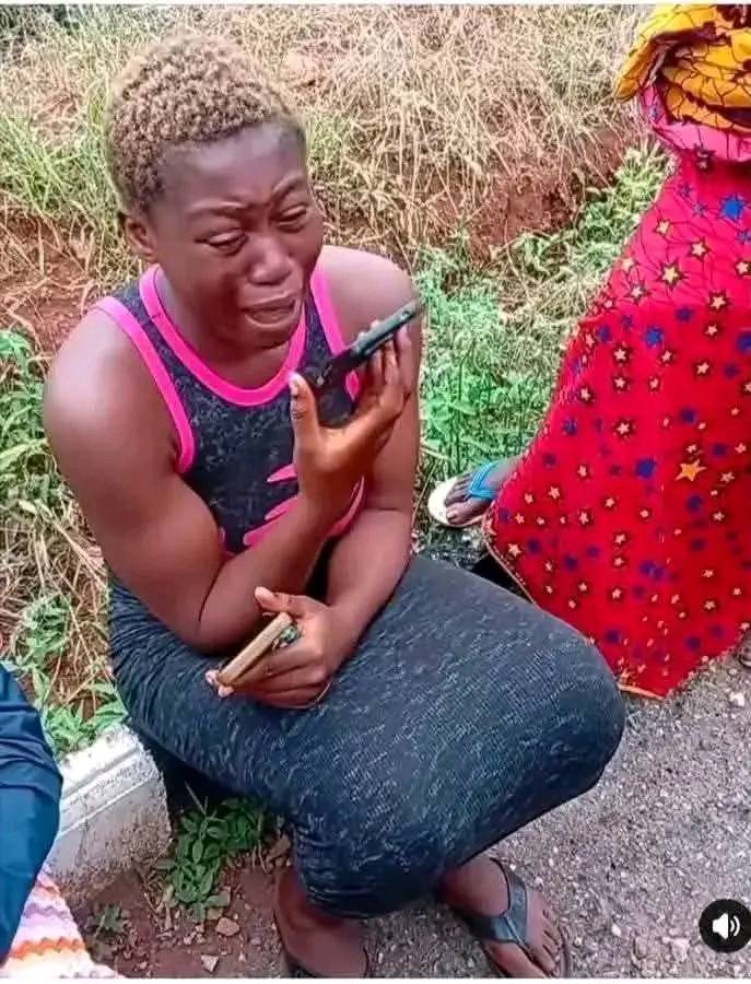 HAPPENED IN ANAMBRA STATE

This woman’s husband was rushing to save their child who is convulsing, b...