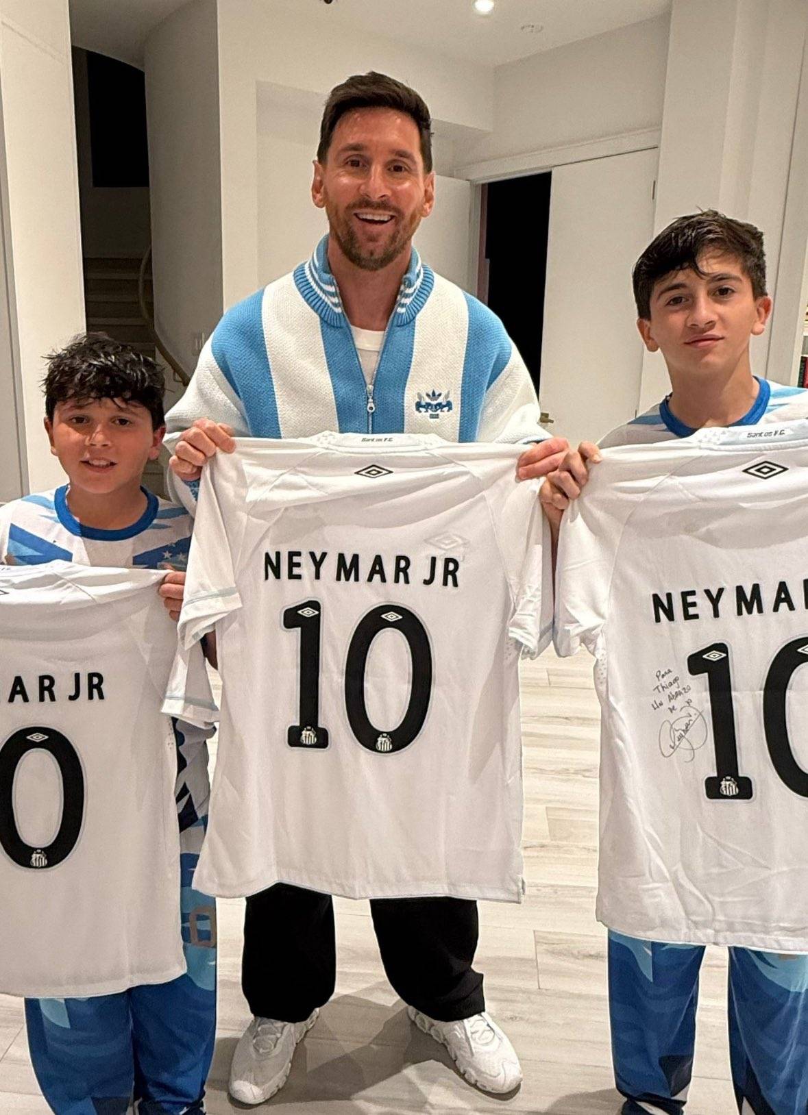 Neymar Jr’s gift to Leo Messi and his kids: his new Santos shirt 🔟⚪️⚫️