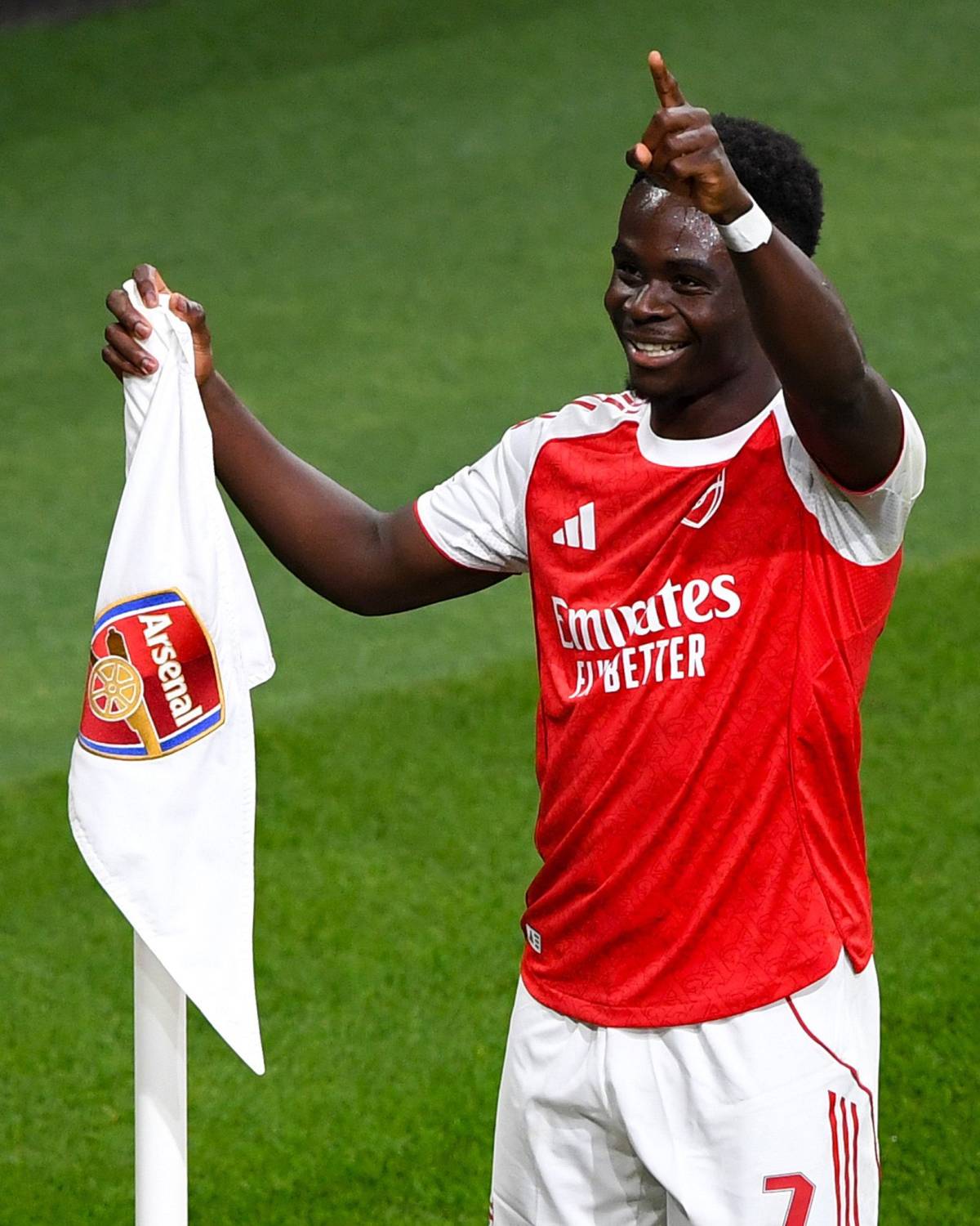 ❤️🤍 Bukayo Saka has signed a new long term deal at Arsenal after the verbal agreement reached month...