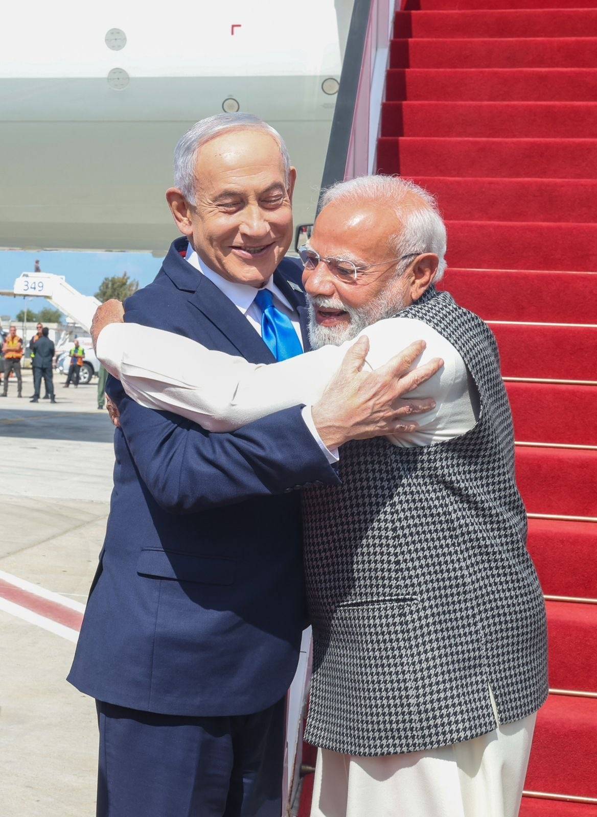 ๐ฎ๐ณ๐ฎ๐ฑ Indian Prime Minister Modi seen hugging Israeli PM Netanyahu after arriving in Israel: