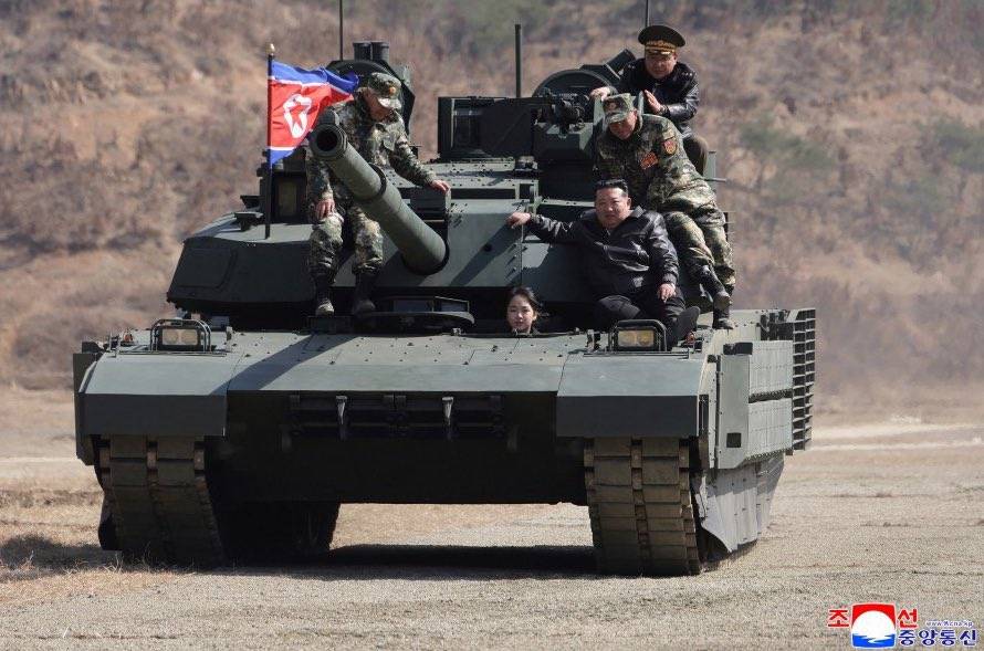 JUST IN: ๐ฐ๐ต Kim Jong Un rides in tank with his daughter during North Korean military drills.