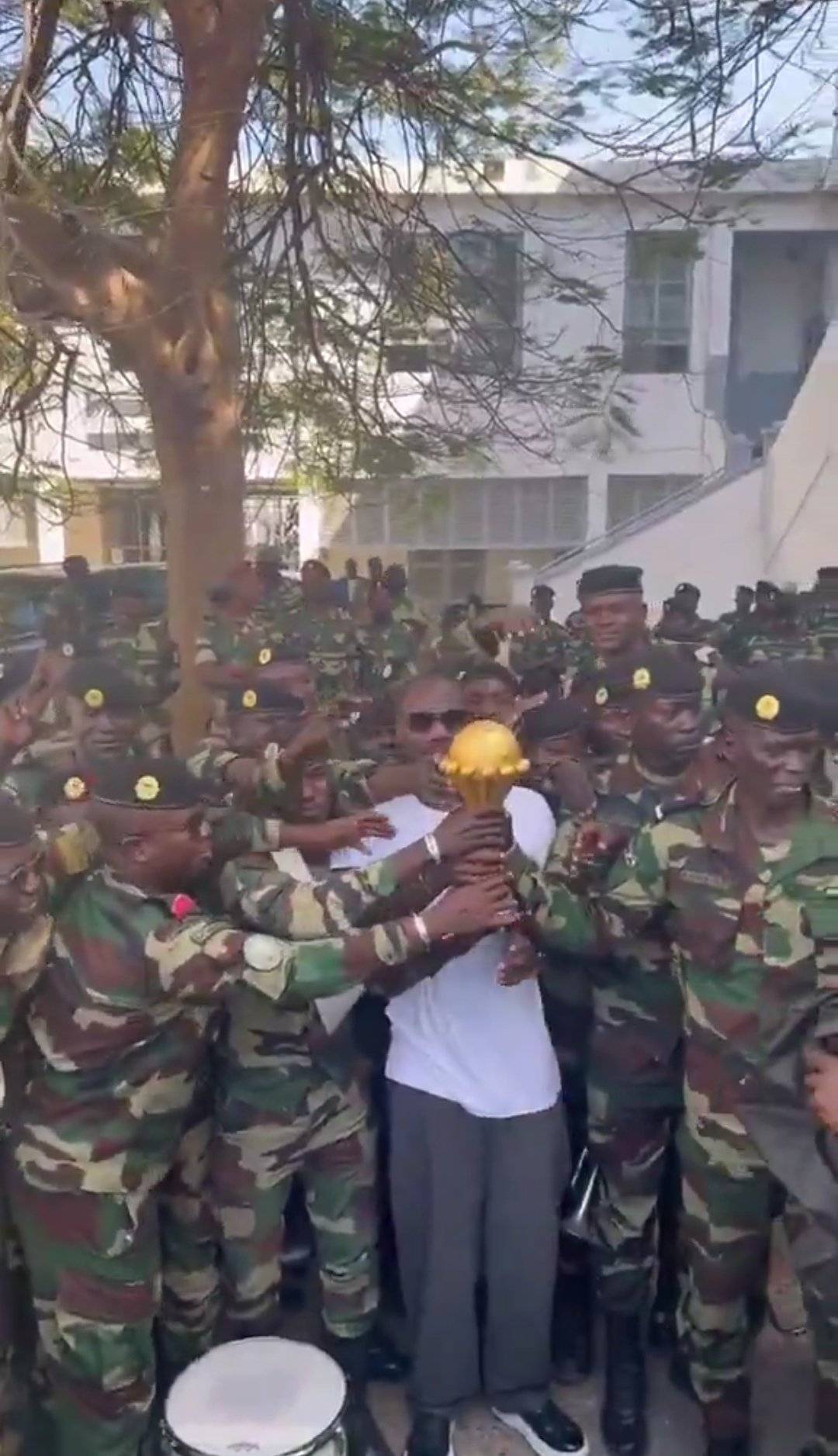 🚨BREAKING: Senegal took the AFCON trophy to their military base.
They are using their army to def...
