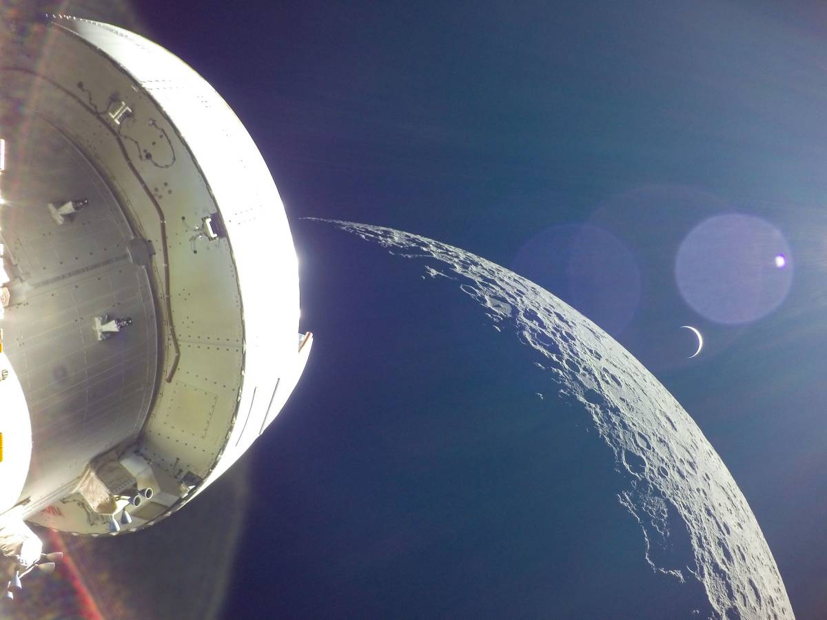 Ever wondered how space weather can affect the Artemis II mission? 🤔

During the flight around the...