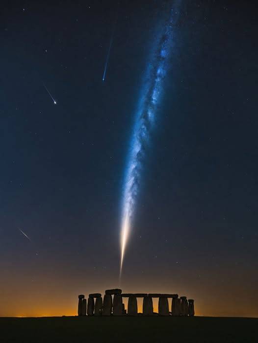 Once-in-a-Million shot of a bright Comet Lemmon streaks across the Milky Way above Stonehenge โ๏ธ๐ฟ