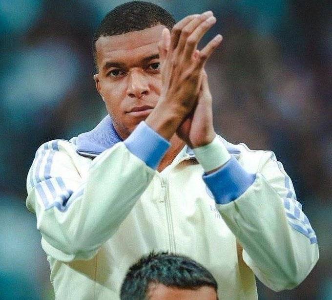 🚨🗣Kylian Mbappe:
"Cristiano Ronaldo is my idol, when I had a Rough time at Real Madrid last season...