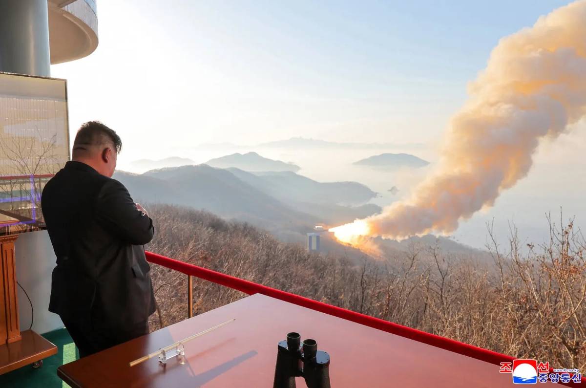 JUST IN: π°π΅πΊπΈ Kim Jong Un watches as North Korea conducts engine test for missile capable of targeti...