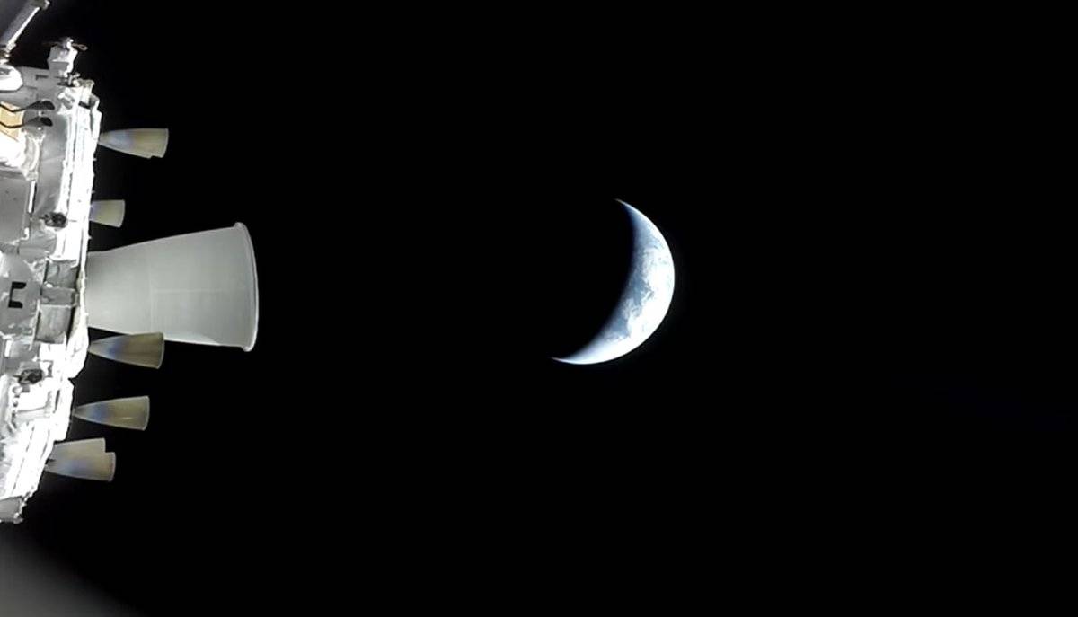 ๐จ This was the Artemis II crew's view this morning from 41,756 miles (67,200 km) up
No human has s...