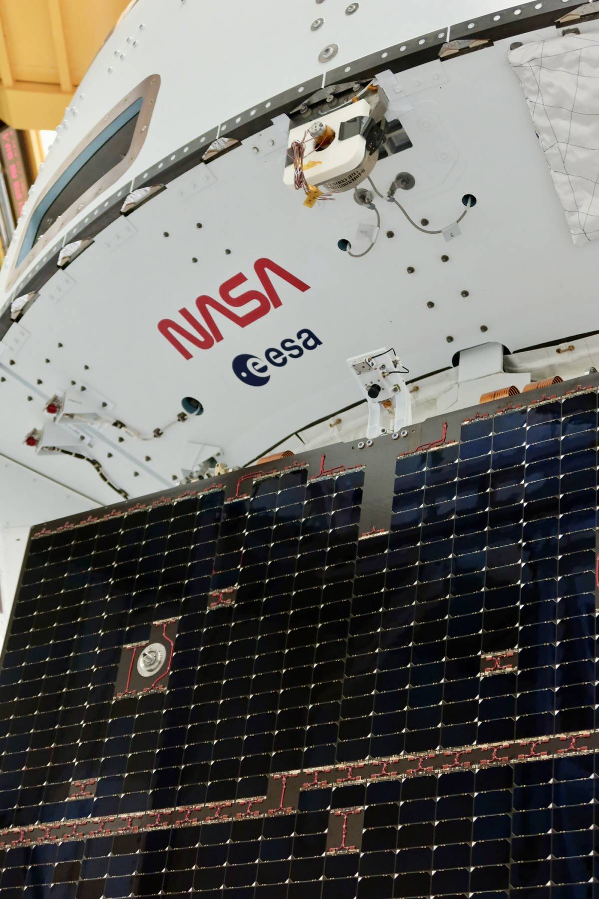 The #Artemis II Orion spacecraft is equipped with four solar arrays, built by engineers from @Airbus...