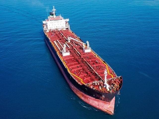 JUST IN: πΊπΈπ¨π³ Sanctioned Chinese-linked tanker crosses Strait of Hormuz despite US naval blockade.