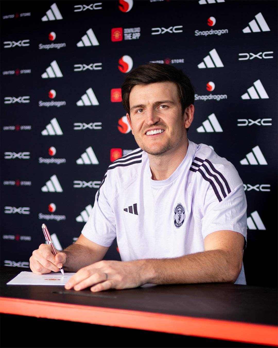 🚨⚽ OFFICIAL:
Harry Maguire Commmits his loyalty to @ManUtd till 2027 with option to renew.
Acco...