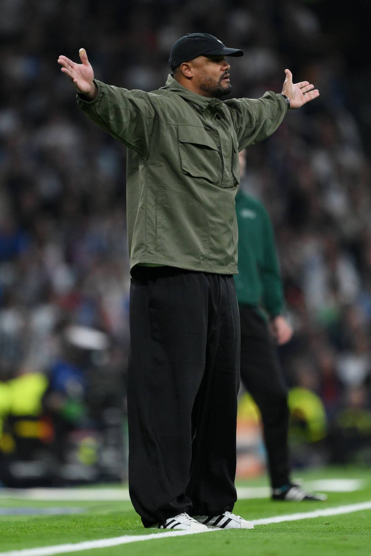 🚨⚽ Are you not entertained?

Vincent Company, to the Santiago Bernaboa fans as Bayern München pumm...