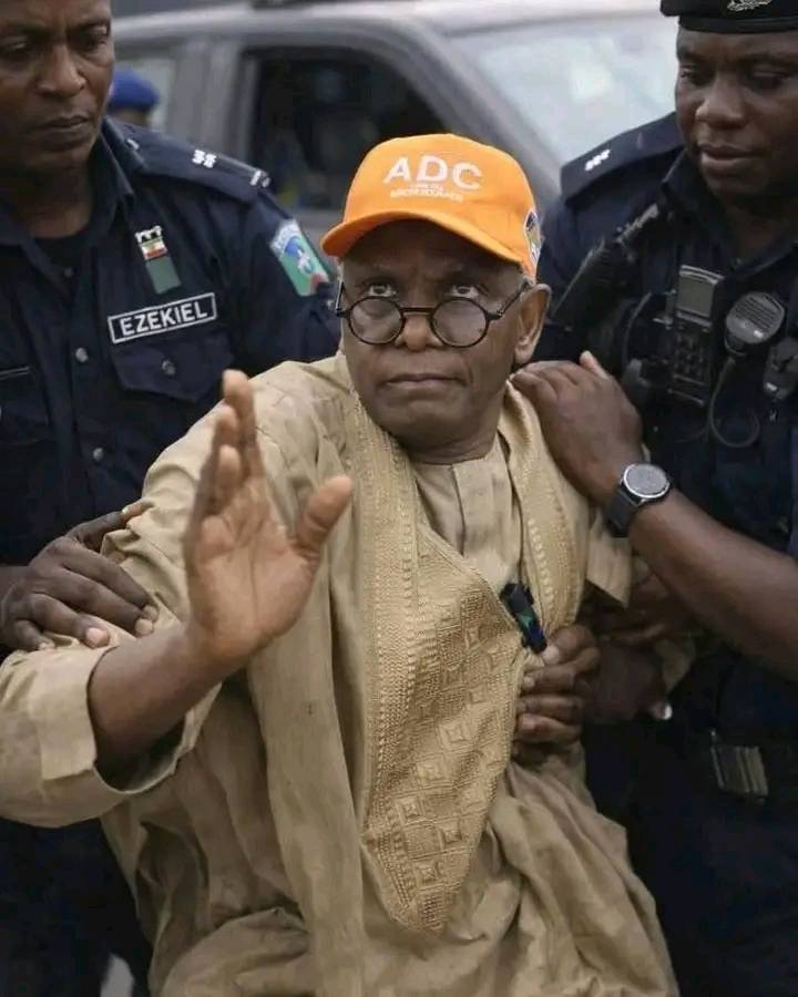 BREAKING: Youths Storm EFCC Headquarters, Demand Probe of El-Rufai
A large crowd of youths gathered...