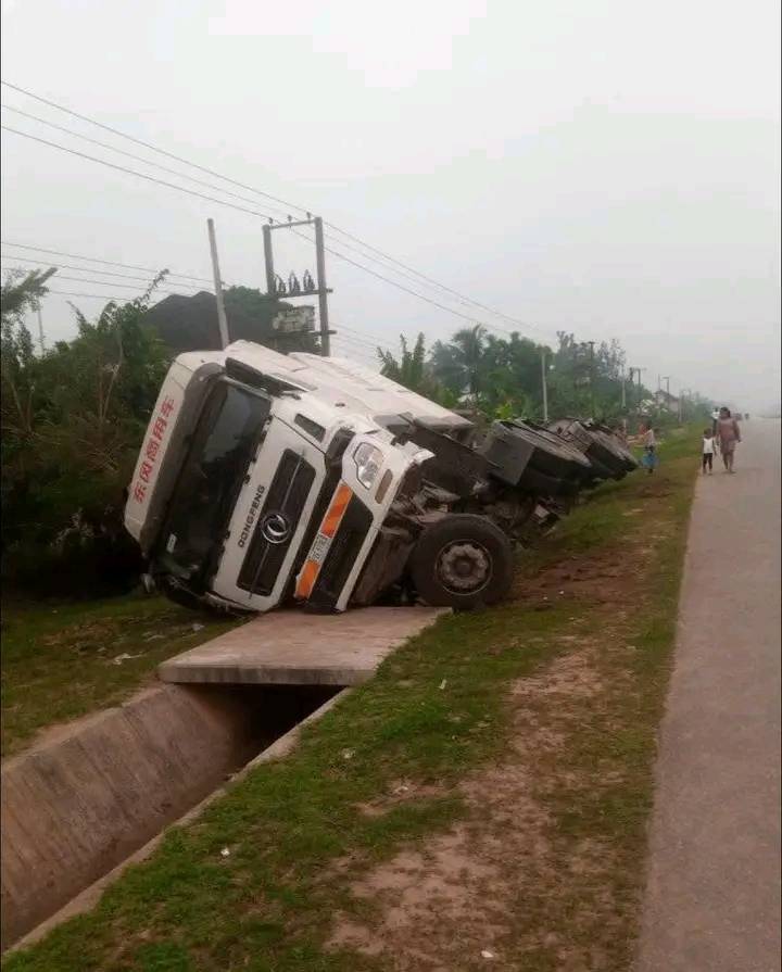 Another accident today in Akwa Ibom State….
Today, along Etinan-Uyo Road, a gas truck ran into an o...