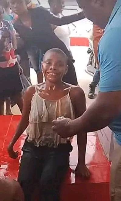 Imagine this 💔
Some guys dropped a young lady along Port Harcourt Road, Aba, completely nà kéd and...