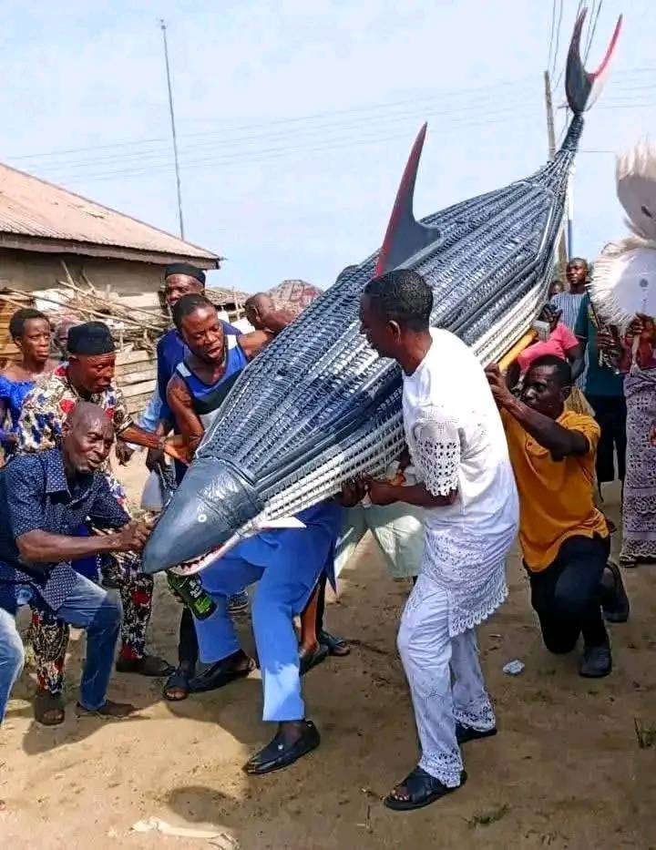Delta state people got Nigerians talking as they bur!£d 120-Year-0ld F!sherwoman In Dolphin-shaped C...