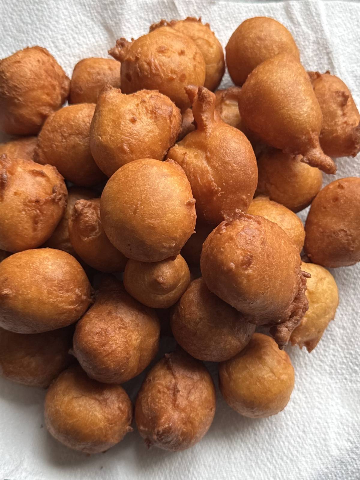 Three ingredients puff puff
Yoghurt
Sugar
Flour
And your oil to fry!!
#LekeeLekee
#puffpuff