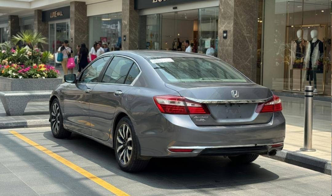 IT'S RAINING HONDA!!!
Very neatly used Honda Accord 2013.
Owner needs the cash very very urgently....