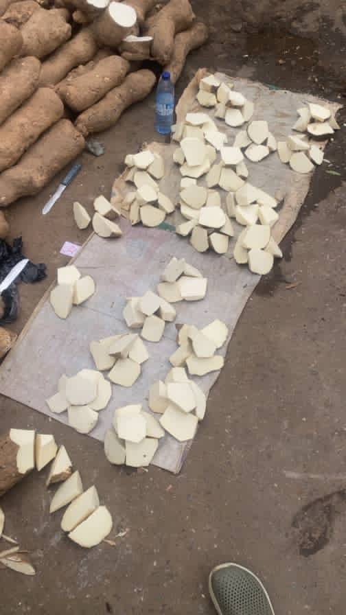 I am at Ile Epo market now and I saw something that moved me to tears ππ I was shocked to my bones...