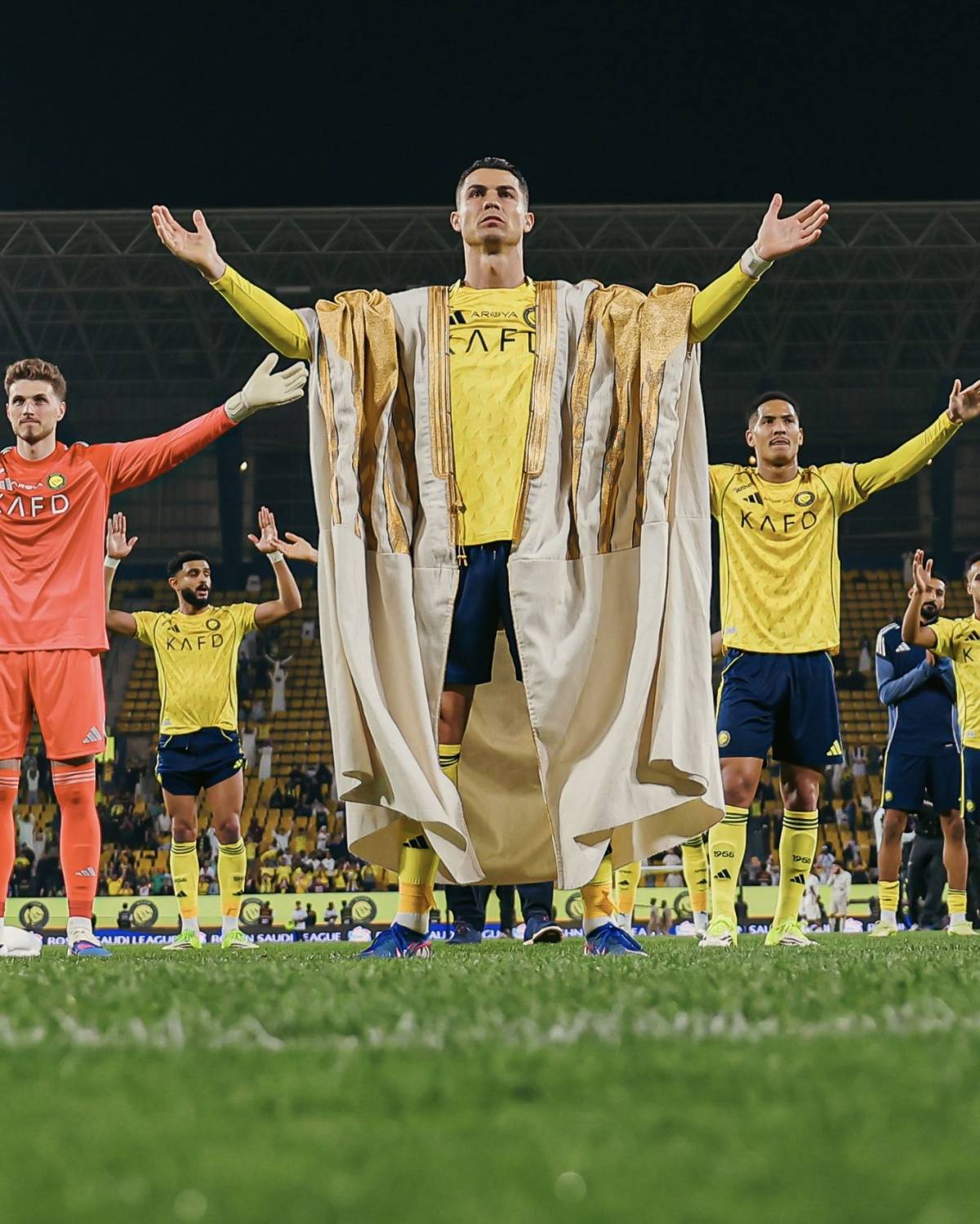 🚨 Cristiano Ronaldo: “I belong to Saudi Arabia. I want to CONTINUE here”. 🇸🇦
“It's a country that...