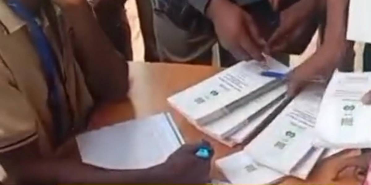 Chaos At FCT Polling Unit As INEC Officials Arrive With Wrong BVAS Machine, Voters Stranded