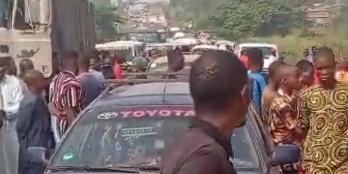 Ondo Residents Block Akure-Owo Expressway, Protest Abduction Of Five Church Worshippers By Terrorist...