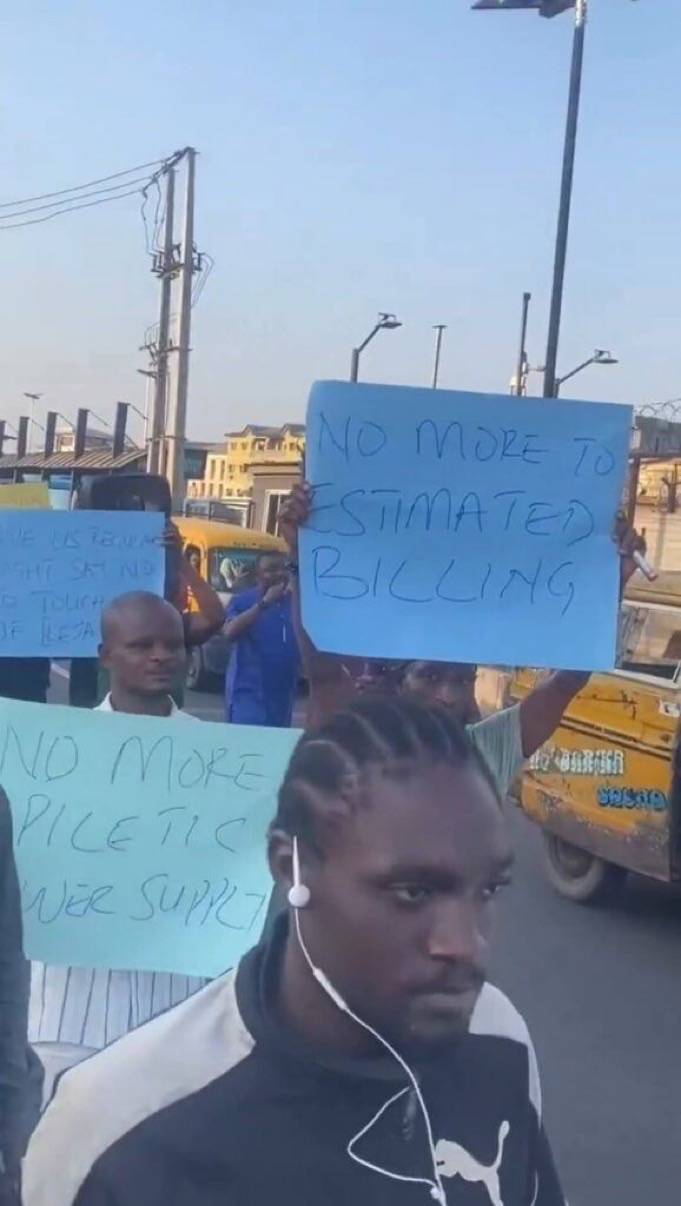 ‘No light, no life’, Lagos residents protest power outages