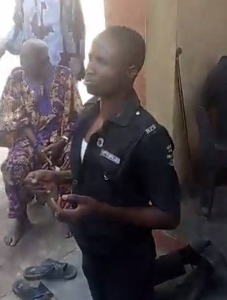 Mob Brutalises Police Constable In Osun Community, Forces Him To Kneel, Apologise For Alleged Tearga...