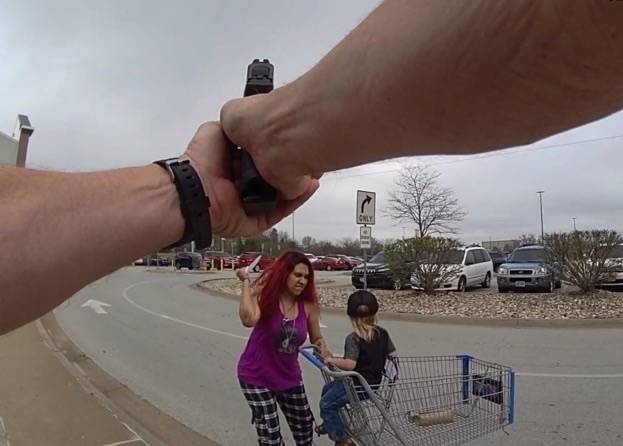 31yr-old woman was shot dead by Omaha Police after stabbing a kid in Nebraska yesterday.
She took a...