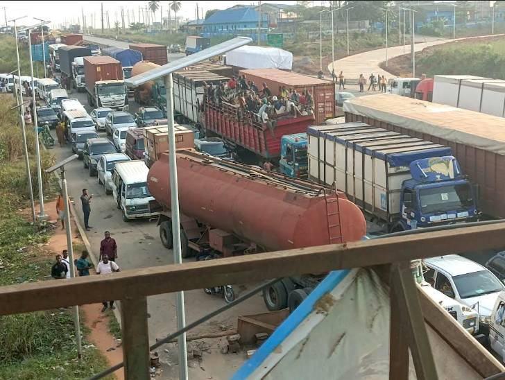Gridlock at Lagos-Ibadan and Sagamu-Benin highways