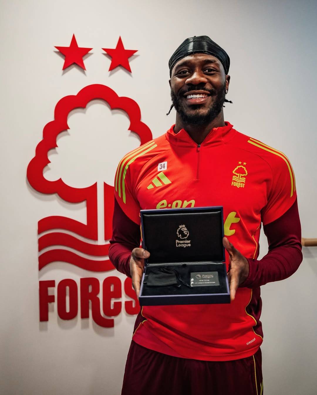 Ola Aina receives a special award from the Premier League for hitting 100 games 🔥🇳🇬