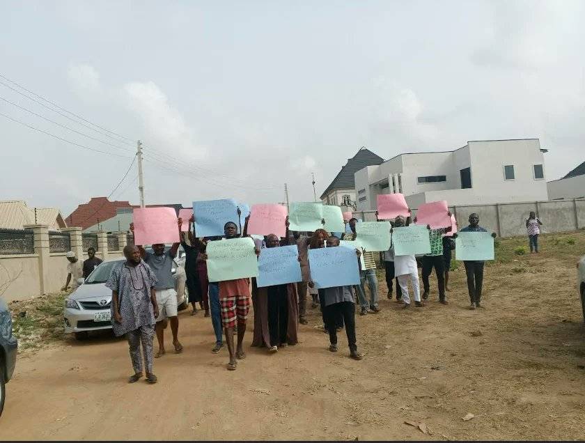 Residents of Ilupeju Community in Osogbo on Tuesday staged a peaceful protest over an alleged plan b...