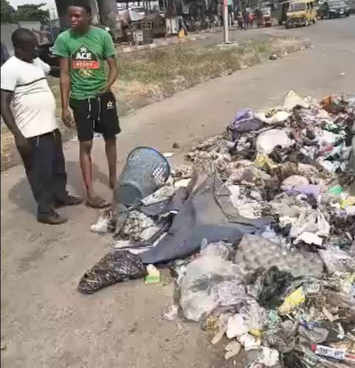 The Lagos State Government has apprehended a man for allegedly dumping refuse on a public road in La...