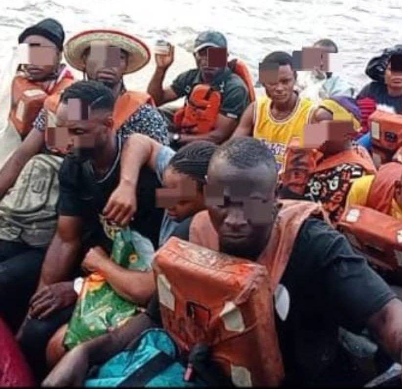 The Nigerian Navy has foiled a suspected sea robbery attempt and rescued 16 passengers along the Iba...