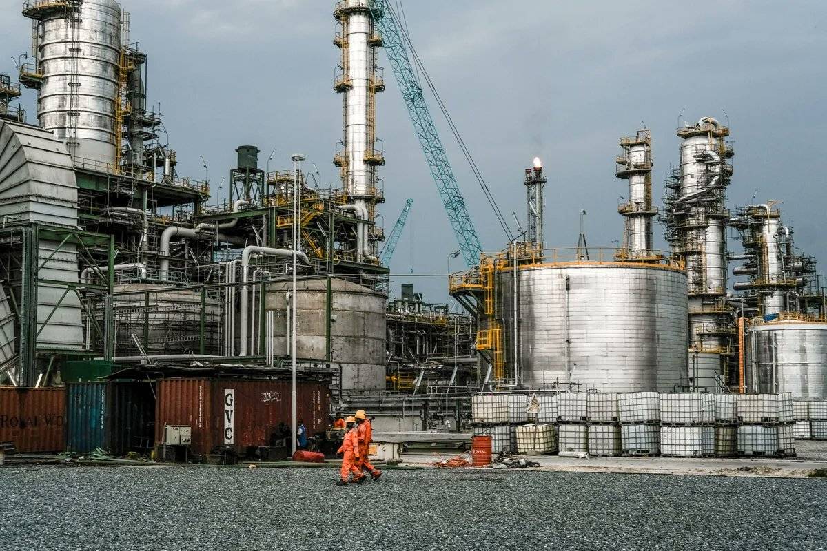 Nigeria 🇳🇬 has halted the issuance of import licenses for gasoline, a major win for billionaire Alik...