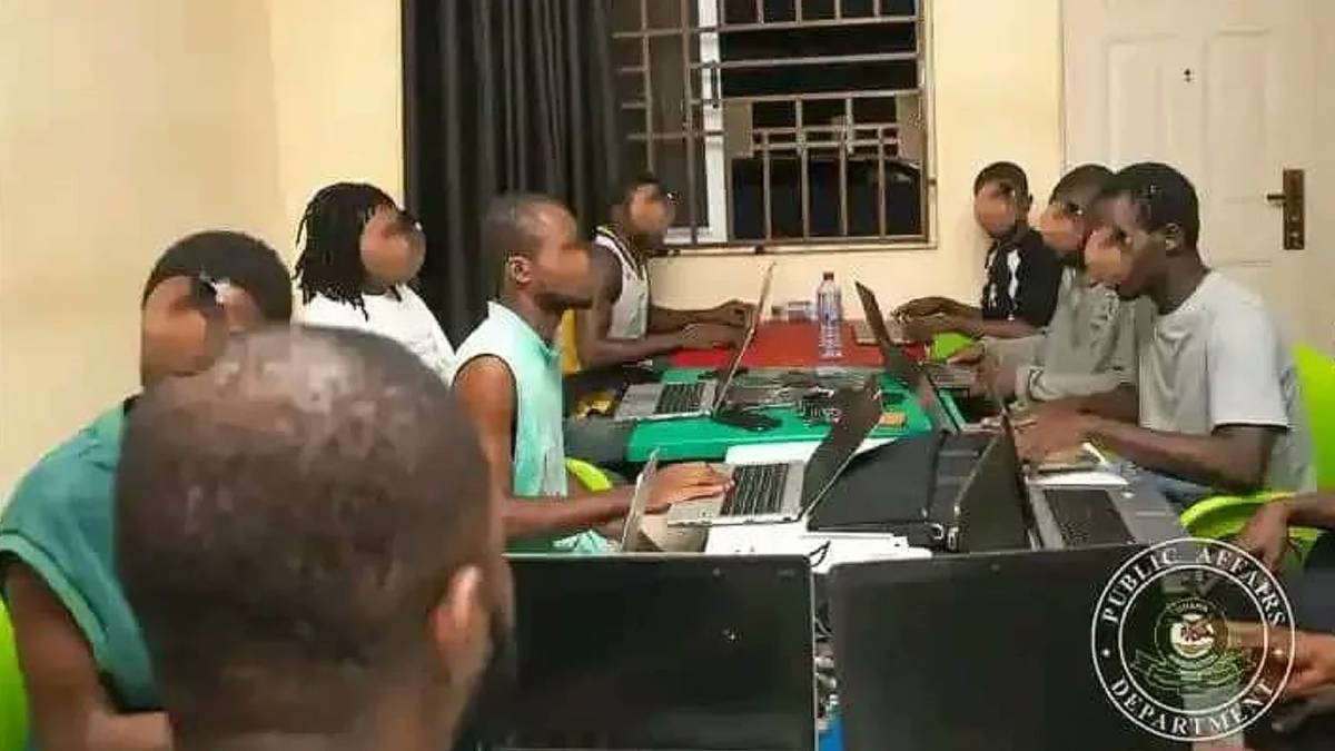 Ghana has arrested 93 Nigerians 🇳🇬 for Internet Fraud.