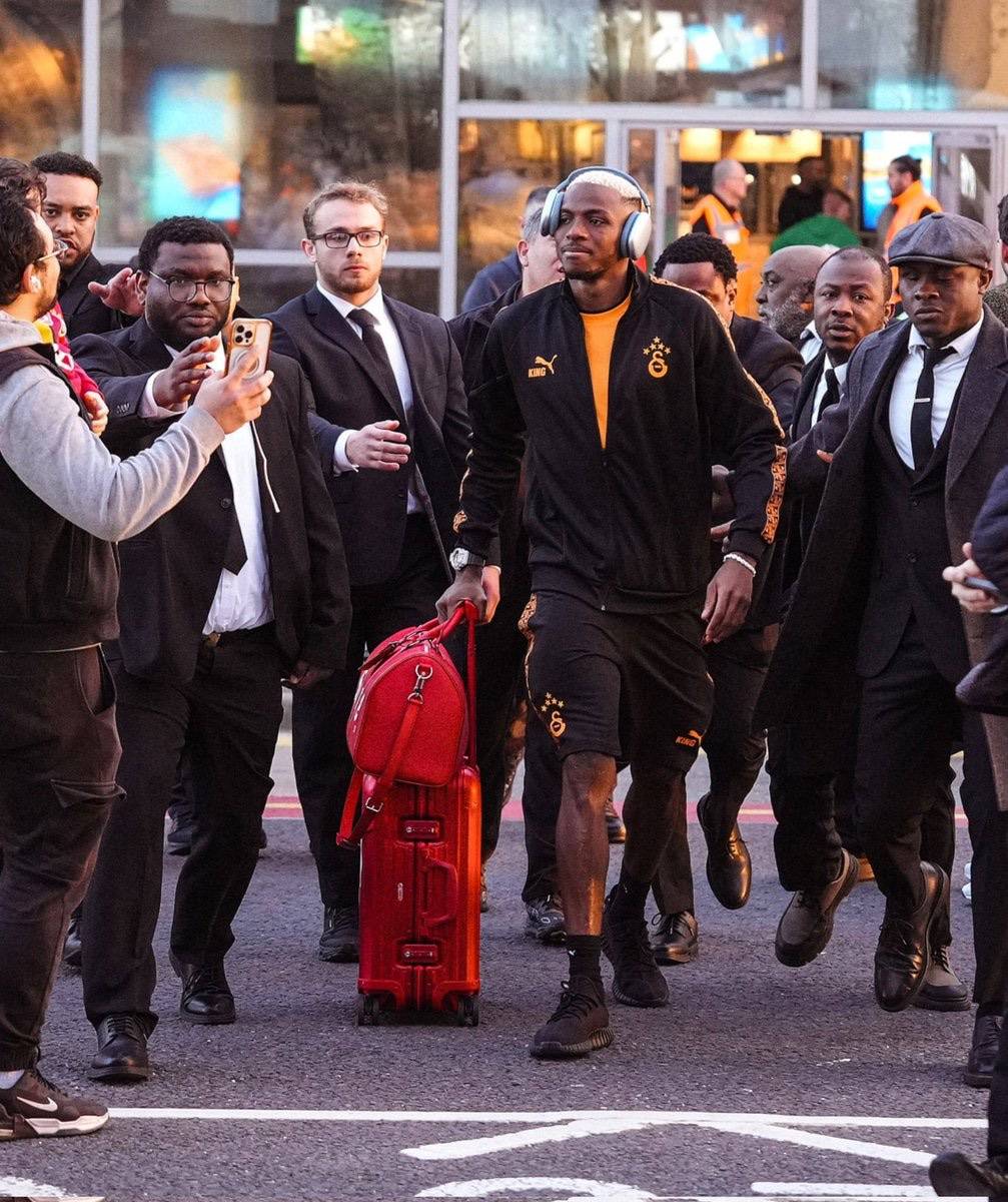 Nigerian ๐ณ๐ฌ footballer Victor Osimhen arrives in England ahead of the match against Liverpool