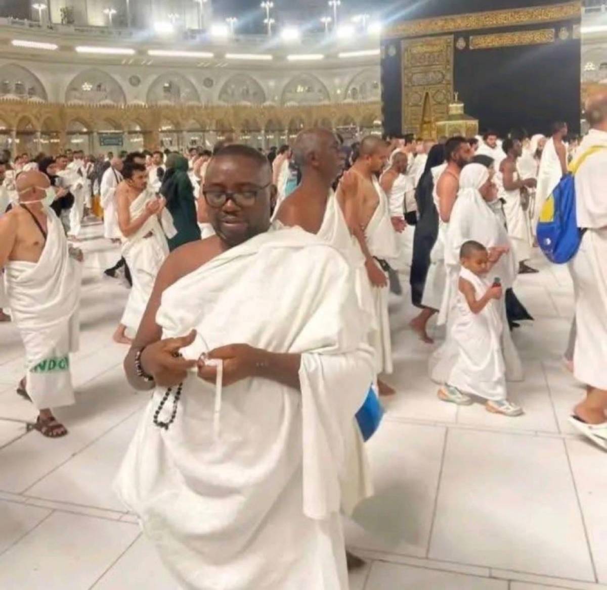 Minister of power, Adebayo Adelabu in Mecca praying While Nigerians experience very poor power suppl...
