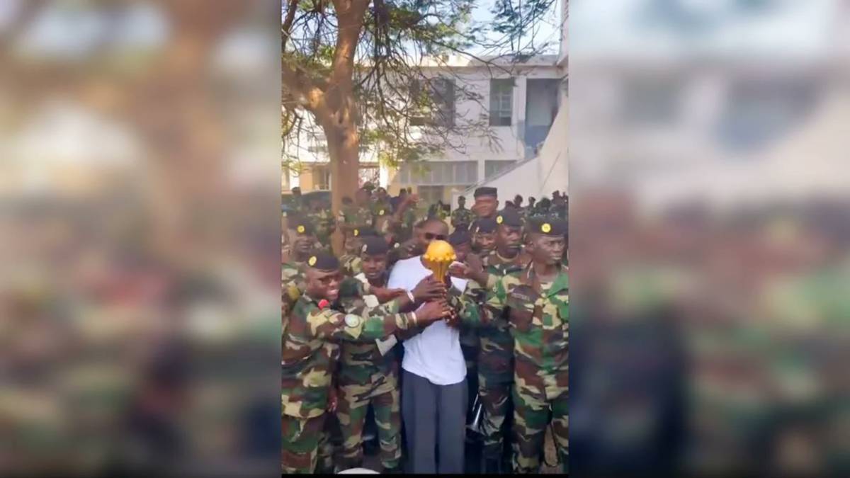Senegal coach takes AFCON trophy to military base