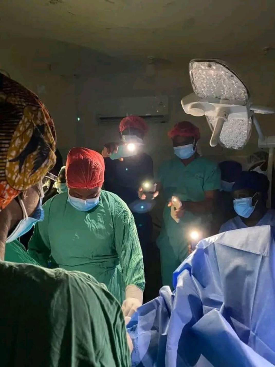 This picture of doctor performing an operation with their phone flash lights ON has sparked conversa...