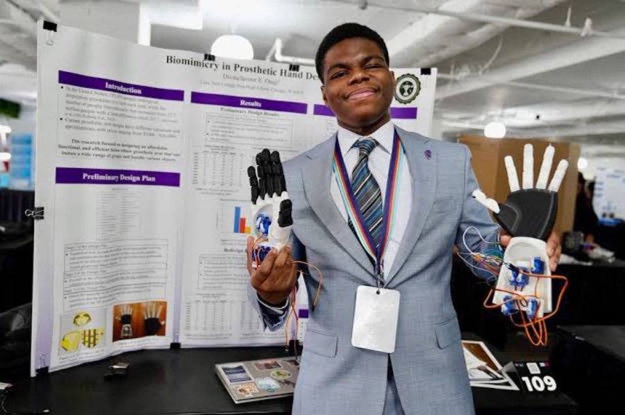A Nigerian 🇳🇬-American 🇺🇸teen engineer Divine Favour Osuji builds prosthetic hand controlled by musc...