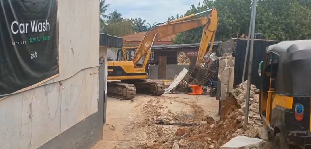 The Anambra State Government has demolished the Airtight Guest House and Bar at Y-Junction, Okpuno,...