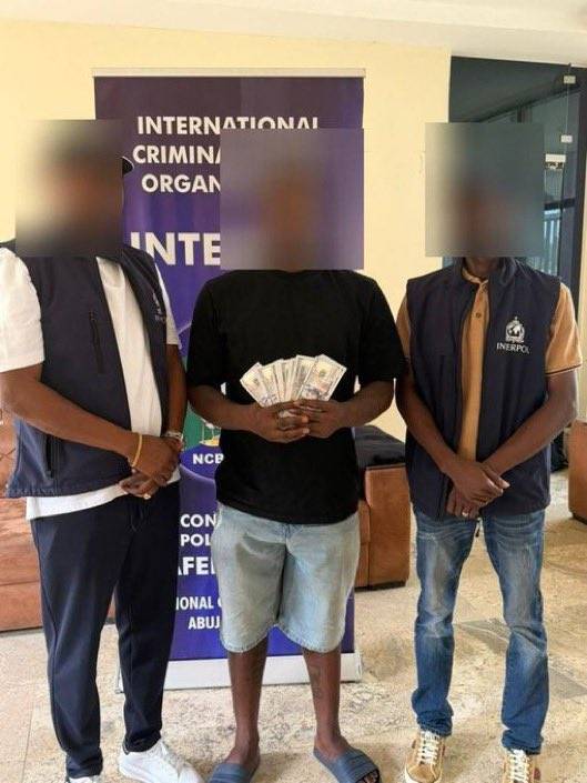 Nigeria police parades Emwanta Smith, arrested for $550,000 fraud with bundles of dollars and also s...