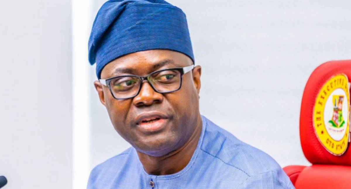 The Oyo state governor, Seyi Makinde, has officially crowned Oba Sarafadeen Alli as Ekarun Balogun o...