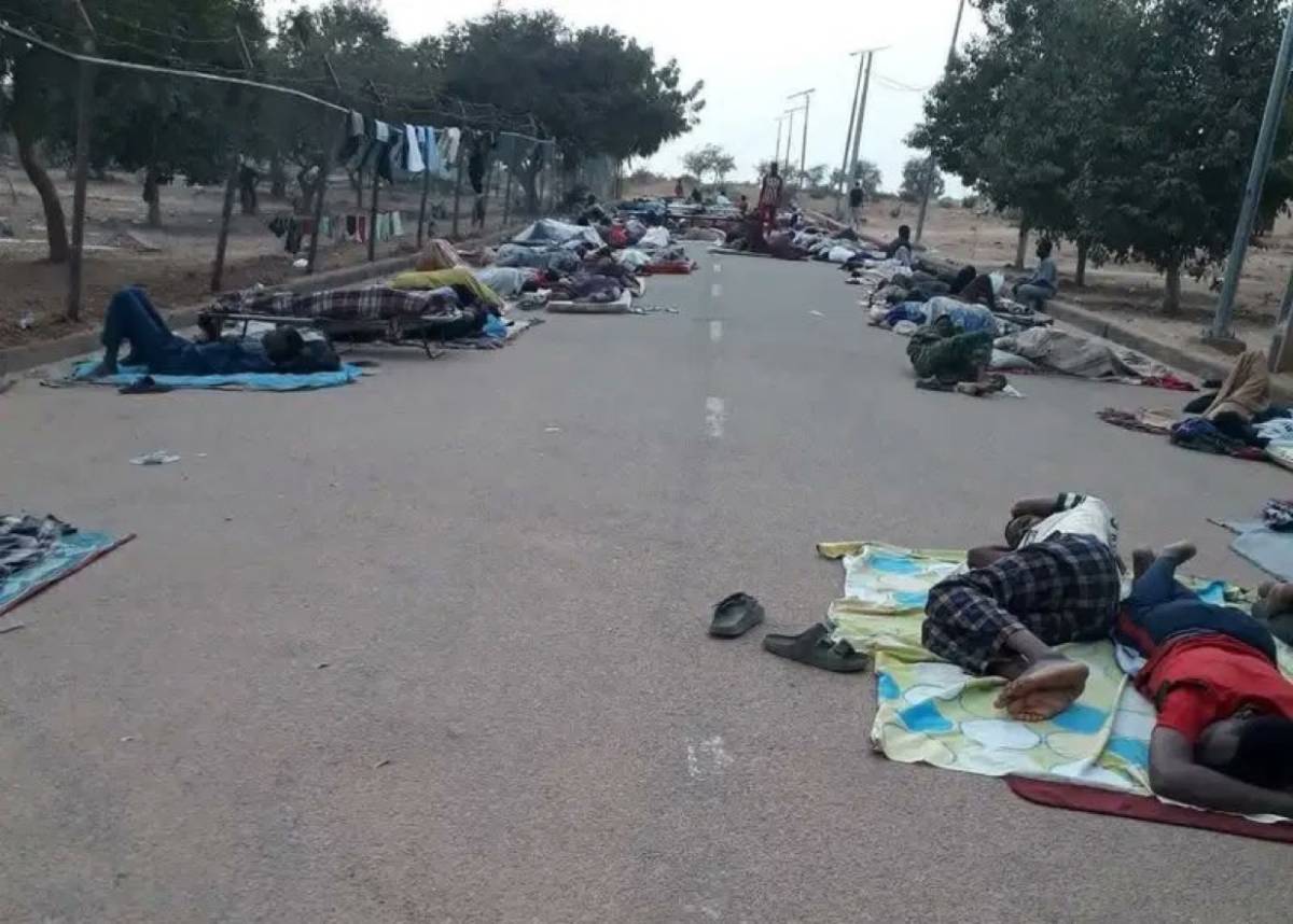 This is the Photo of Yobe State University students sleeping outside has gone viral