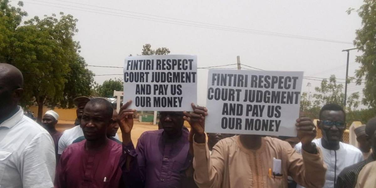 Primary school teachers in Adamawa state protest 29 months unpaid salary at government house in Yola