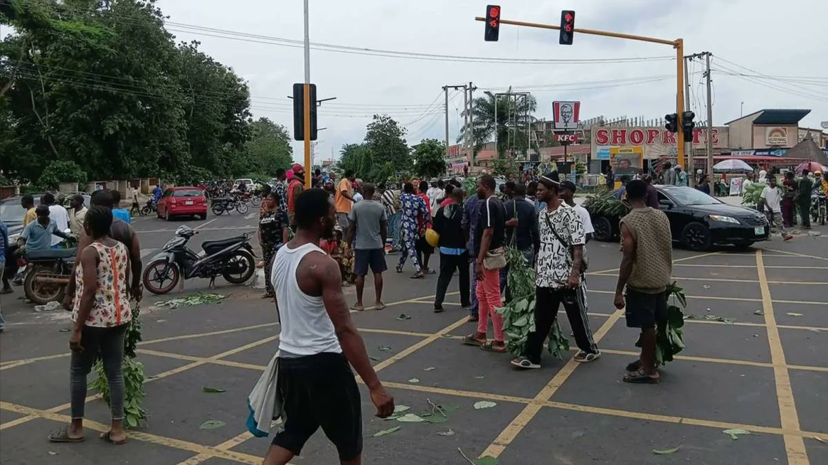 Youths and residents of Imafon, Igushin and Ilado communities in Akure North Local Government Area o...