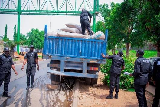 Nigerian Policemen rejected N100 million bribe and foiled railway vandalism syndicate 

~  FPRO Anth...
