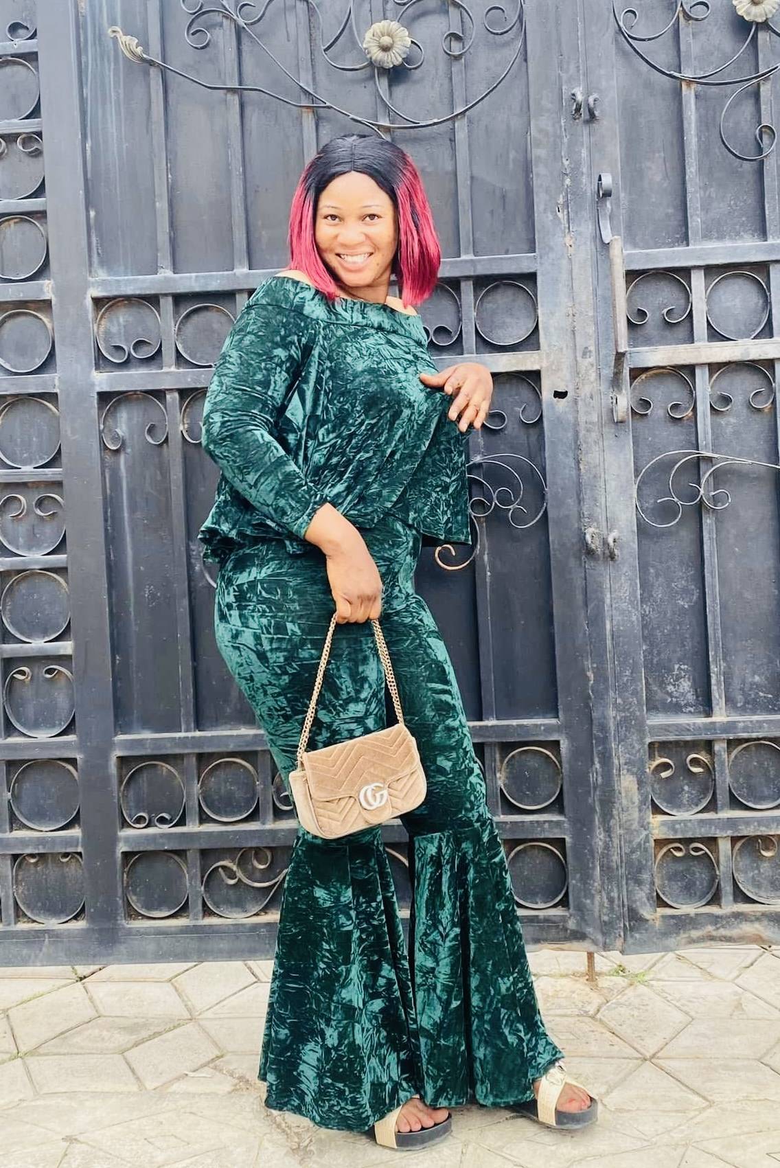 Abeg I say make I tell you people
I still never receive gift ooooo
No flowers π yet oo
No gift π...