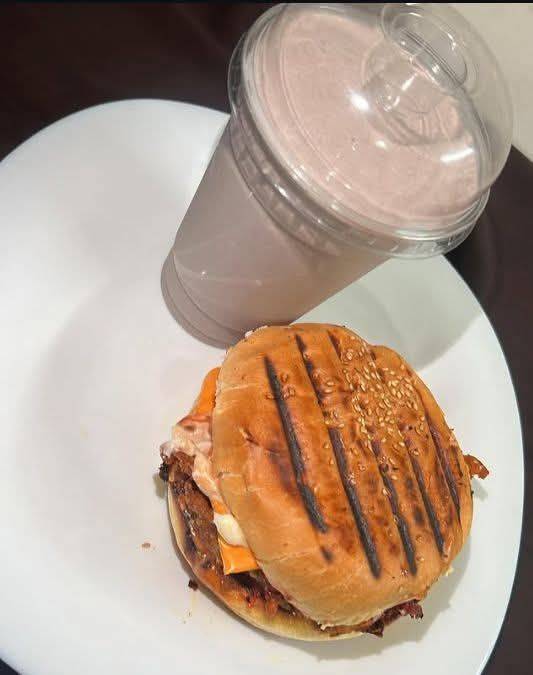 Not every shawarma is balanced.
A proper one must have:
✔ Fresh veggies
✔ Correct protein ratio
✔ Cr...